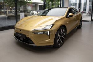 Où Trouver un Code Promo Valide Pour Acheter Une Voiture En Or 29 voiture doree brillante dans un showroom luxueux