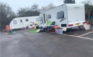 voiture garee sur terrain prive isole